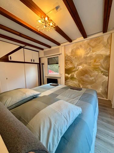 1 dormitorio con 2 camas y un cuadro en la pared en Ferienhaus Veronika Odenwald, en Brensbach