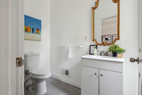 uma casa de banho com um WC, um lavatório e um espelho. em 6 Bedroom Holiday Retreat DIA Museums Gallery em Detroit