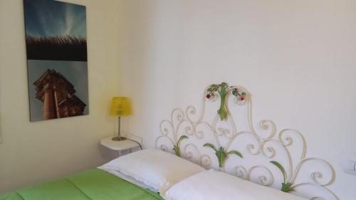 MontefrancoにあるCasa vacanze Il cancello rossoのベッドルーム1室(白いヘッドボード付)