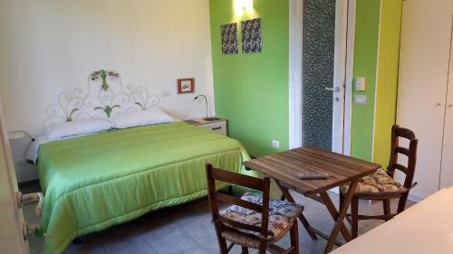 Schlafzimmer mit einem Bett, einem Tisch und Stühlen in der Unterkunft Casa vacanze Il cancello rosso in Montefranco