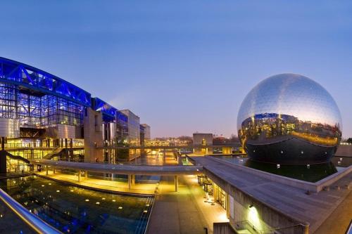 un bâtiment avec une grande boule en haut dans l'établissement Grand F3 60m2 pour 6 personnes - 10min Paris Stade de France - La Villette, à Aubervilliers
