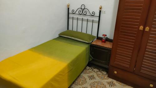 a small bedroom with a bed and a table at Una casa azul en el sur in Manzanilla