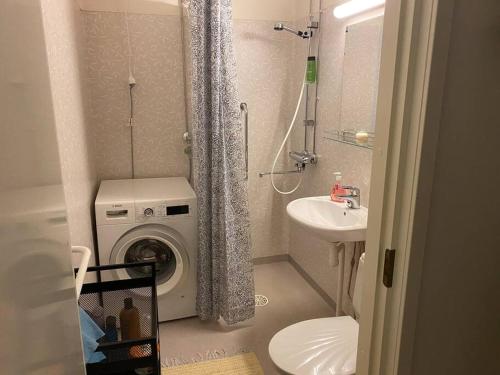 MeltosjärviにあるRow house in Meltosjärviのバスルーム(洗濯機、洗濯機付)