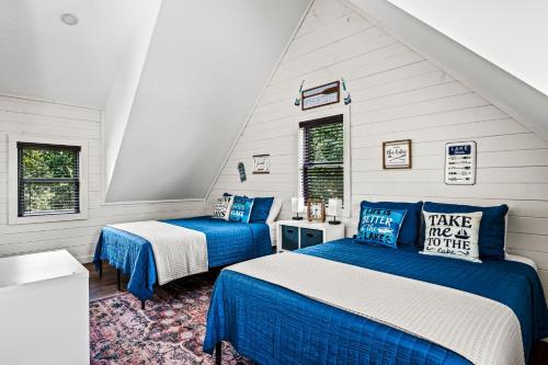Duas camas num quarto com um sótão em Rustic Ripples Chalet em Dandridge
