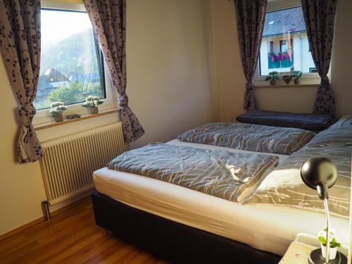 two beds in a bedroom with a window at Kreischberg Ot1 in Sankt Lorenzen ob Murau