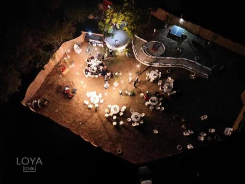 una vista aérea de un parque por la noche en Loya Bungalov İznik en İznik