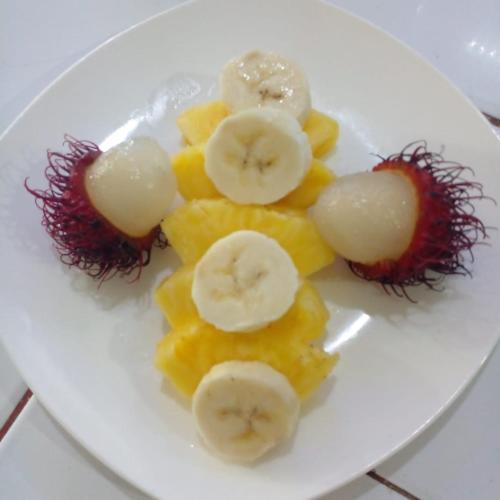 a plate of fruit with bananas and strawberries on it at La Casona Eco-Lodge Tortuguero in Tortuguero