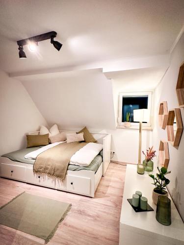 1 dormitorio con cama y ventana en Schönes modernes Einfamilienhaus für 1 bis 6 Personen, en Rimpar