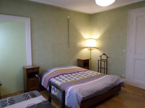 Photo de la galerie de l'établissement Grande chambre individuelle à lit double dans une maison de Maître de 1904, à Haguenau