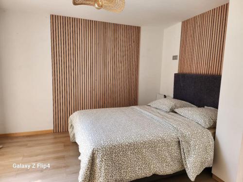 ein Schlafzimmer mit einem Bett und einem großen Fenster in der Unterkunft Petite maison cosy in Hyères