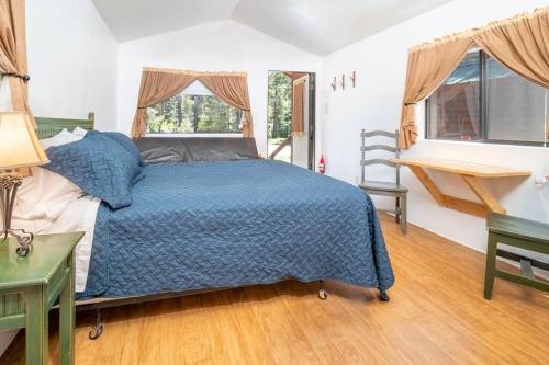 Llit o llits en una habitació de The Lupine Cabin #10 at Blue Spruce RV Park & Cabins