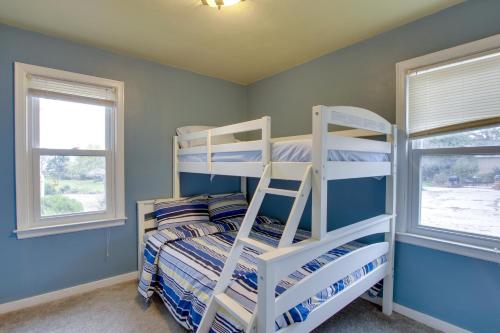 - une chambre avec 2 lits superposés et 2 fenêtres dans l'établissement Lakefront Algoma Home with Deck, Grill and Fireplace, à Algoma
