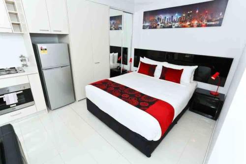 Central CBD Studio, Balcony, Pool, Gym, Sauna في بريزبين: غرفة نوم بسرير كبير ومطبخ