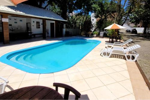 Residencial Rota do Sol Bombinhas Centro 100 metros da praiaの敷地内または近くにあるプール