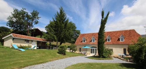 an exterior view of a house at Lasquet in Mont-Disse