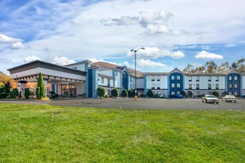 a row of buildings in a parking lot at Comfort Inn Asheville East-Blue Ridge Pkwy Access in Asheville