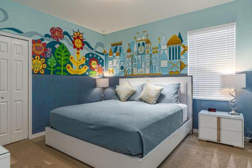 1 dormitorio con 1 cama con un mural en la pared en Magic 14-Bedroom Home Perfect for an Incredible Stay for Up to 28 People, en Davenport