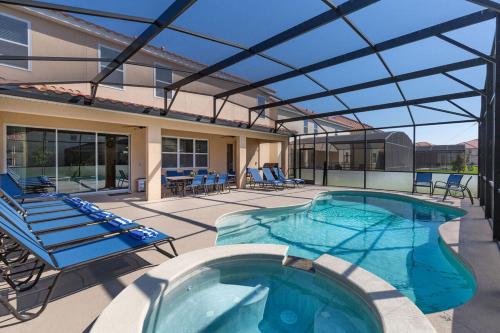 una piscina con sillas y un patio con techo en Magic 14-Bedroom Home Perfect for an Incredible Stay for Up to 28 People, en Davenport