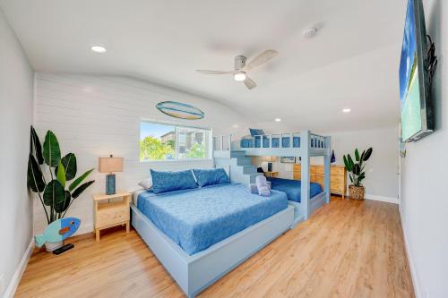 a bedroom with a blue bed with blue sheets at Fall Promo! Heated Pool, 6p Golf Cart, Kayak in Clearwater Beach