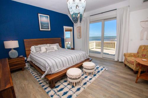 sypialnia z łóżkiem z niebieską ścianą w obiekcie LUXURY, OCEANFRONT, Pool, ELEV, Rec Rm, Beach Access, Ocean Views! WL983, Fairligh w mieście Corolla