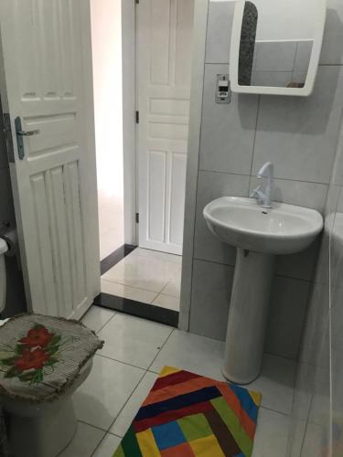 ein Bad mit einem Waschbecken und einem WC in der Unterkunft Pousada São Pedro in Aracruz