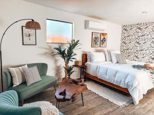 1 dormitorio con 1 cama y 1 silla en The Yucca Hotel, en Desert Hot Springs