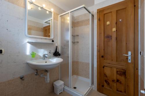 Ένα μπάνιο στο Fior d'Alpe Apartment