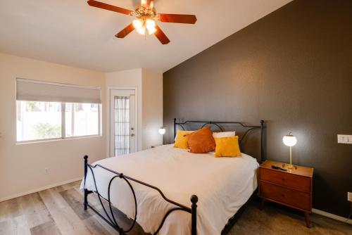 Ένα ή περισσότερα κρεβάτια σε δωμάτιο στο Modern Chandler Retreat with Private Outdoor Pool