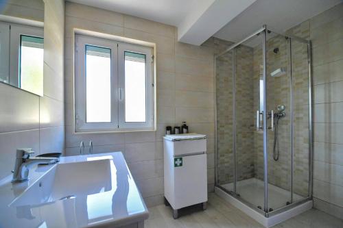 La salle de bains est pourvue d'un lavabo et d'une douche. dans l'établissement Casa da Avó, à Ponte de Lima