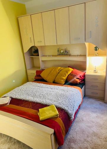 uma cama num quarto com um bedvisorangering em Apartmán Trutnov-Poříčí em Trutnov
