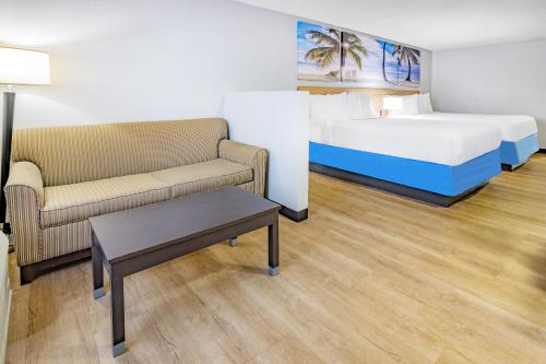 Ένα ή περισσότερα κρεβάτια σε δωμάτιο στο Days Inn by Wyndham Barnwell