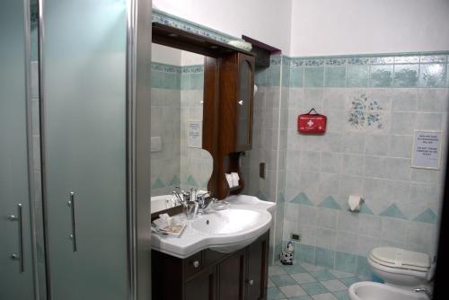 La salle de bains est pourvue d'un lavabo et de toilettes. dans l'établissement Tra Langhe e Monviso, à Novello