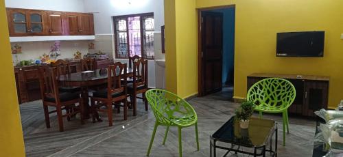 Una cocina y un comedor con mesa y sillas. en Villa westcost tembewadda colomb, en Canacona