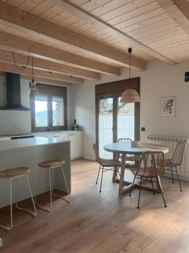 a kitchen and dining room with a table and chairs at Apartamentos Turísticos: Tu casa en Sahún in Sahun