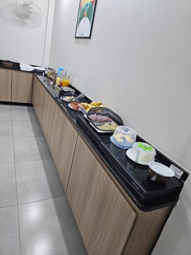a buffet line with food on it in a hotel room at HOTEL INDIANO in Rio Bonito