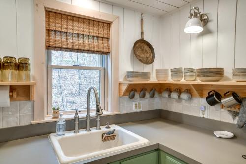 una cocina con fregadero y ventana en Hilltop Walton Getaway with Picturesque Views!, en Walton