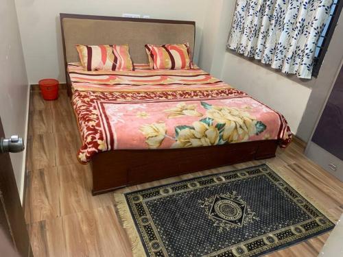 um pequeno quarto com uma cama e um tapete em Valley House-6: Premium Fully Equipped 2BR Apt em Hyderabad