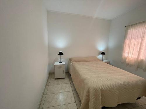 een slaapkamer met 2 bedden en een raam bij Departamento Calle Principal en Gualeguaychú, Pagos en USD in Gualeguaychú
