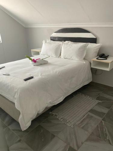 Un pat sau paturi într-o cameră la Riverside Lodge