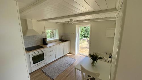 Dapur atau dapur kecil di Charmig, nyrenoverat och fullt utrustad stuga. Anpassad för hundar, nära till naturen och havet. Gångavstånd till golfbana.