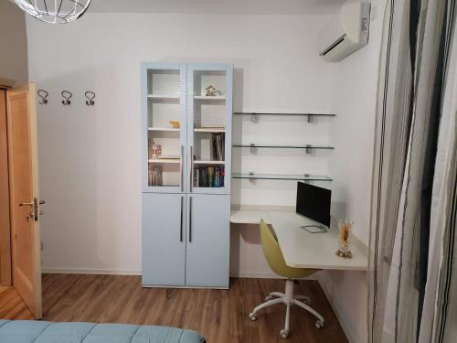 un bureau avec un bureau et un ordinateur dans la chambre dans l'établissement Art Gallery Apartments Tirana, à Tirana