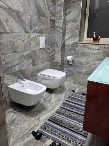Ένα μπάνιο στο Art Gallery Apartments Tirana 1