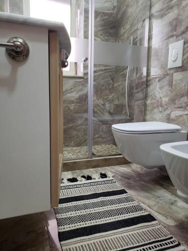 Ένα μπάνιο στο Art Gallery Apartments Tirana 1