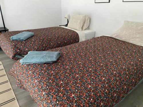 two beds sitting next to each other in a room at Cáscaras in Camarma de Esteruelas