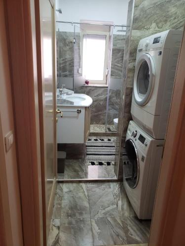 Η κουζίνα ή μικρή κουζίνα στο Art Gallery Apartments Tirana 1
