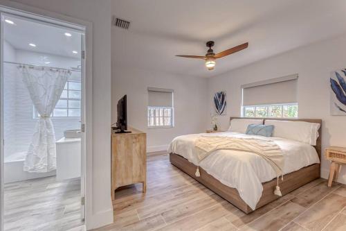 a bedroom with a bed and a window at Mango Manor - Walk to Las Olas! in Fort Lauderdale