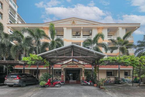 a building with motorcycles parked in front of it at View Mansion in Ban Bang Saen (1)