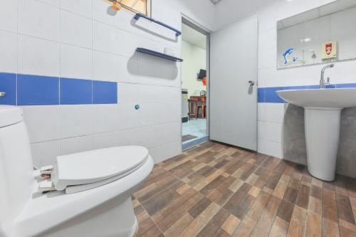 uma casa de banho com um WC e um lavatório em View Mansion em Ban Bang Saen (1)