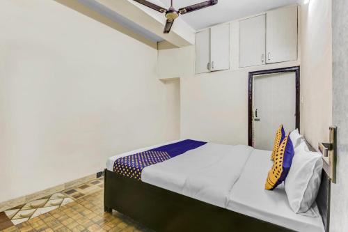 מיטה או מיטות בחדר ב-OYO Country Residency