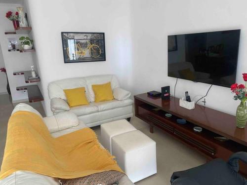 TV a/nebo společenská místnost v ubytování Apto Pé Na Areia - Praia das Astúrias Guarujá-SP